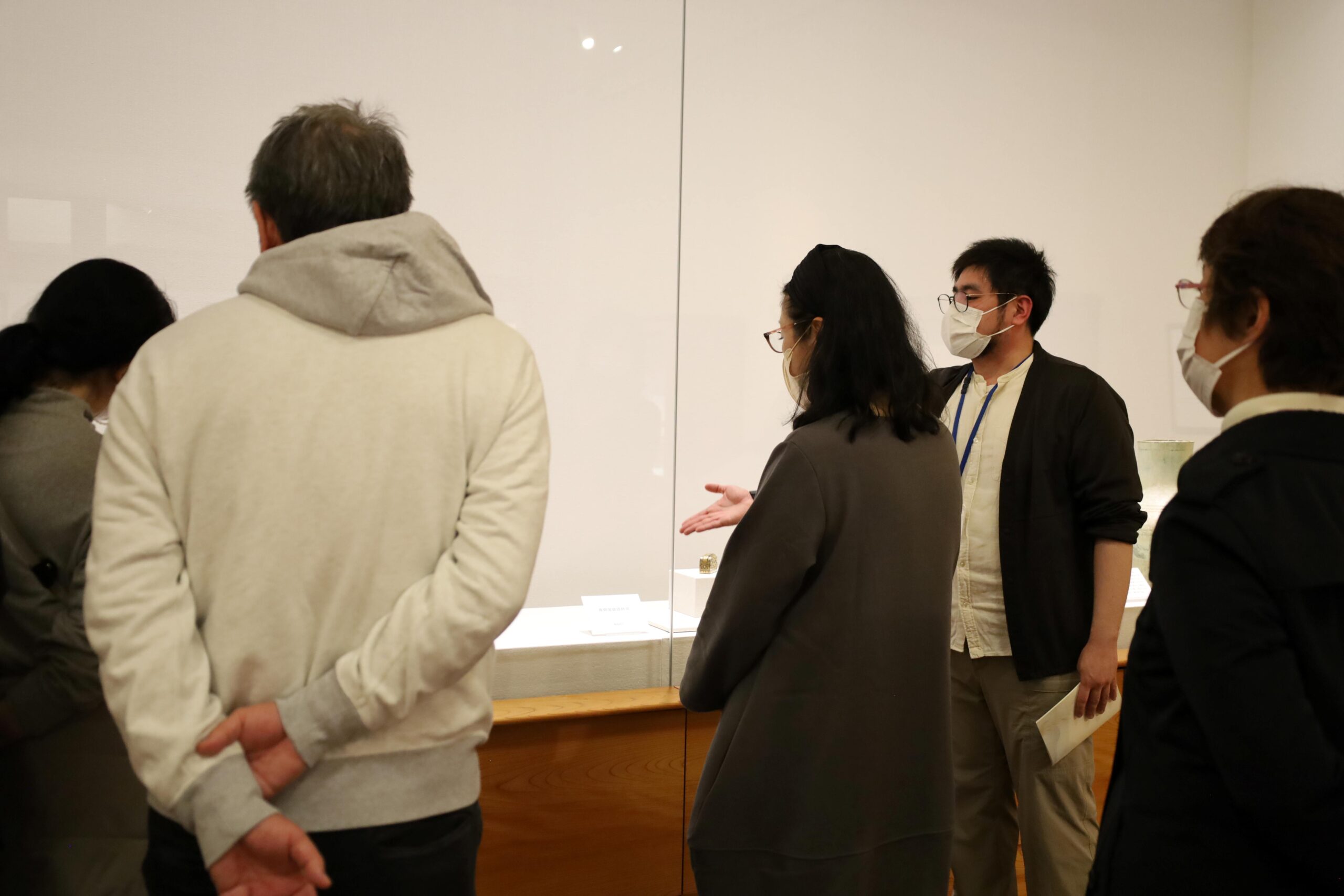 学芸員がギャラリートークをしている様子